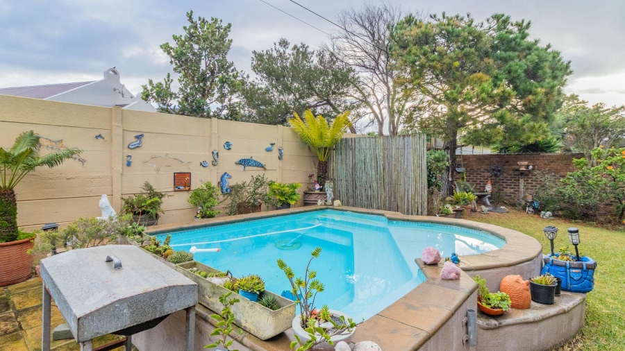 5 Bedroom Property for Sale in Sandbaai Western Cape
